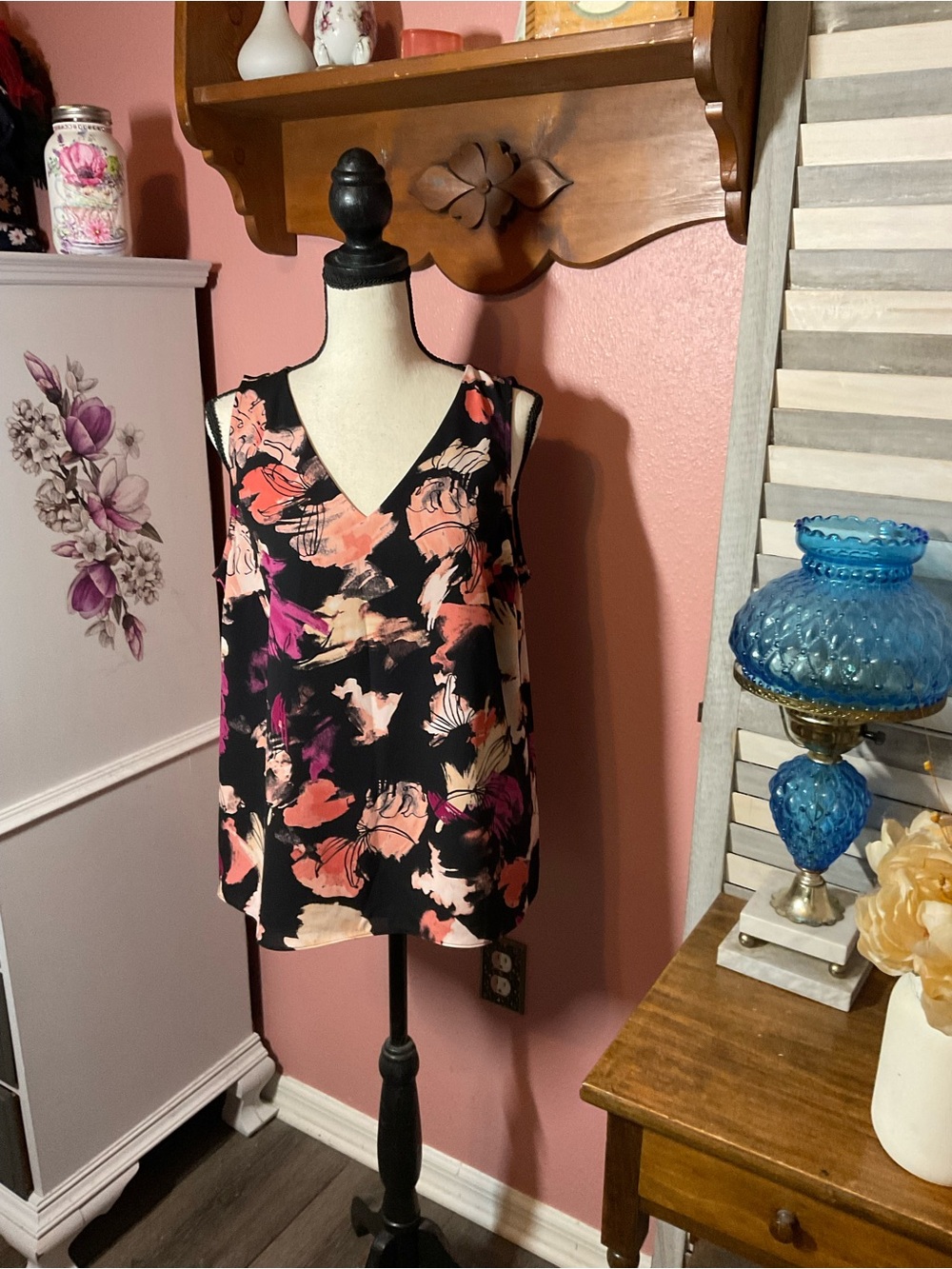 Sleeveless V-Neck Floral Print Top in Black and Pink